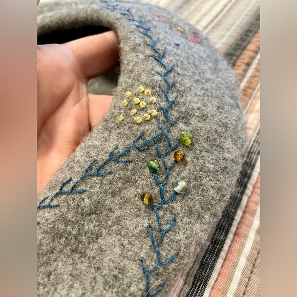 Artisan embroidered wool beret - Picture 4 of 6